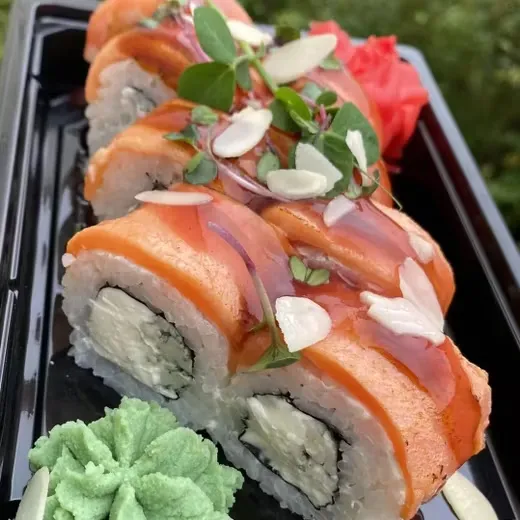 Опалённый ролл с лососем 🍣